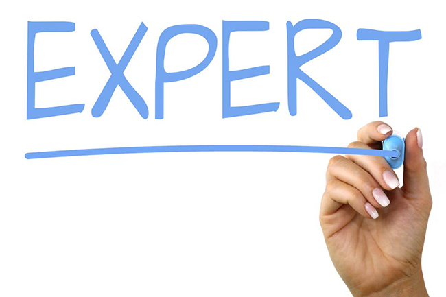 تفاوت expert at  با expert in/on